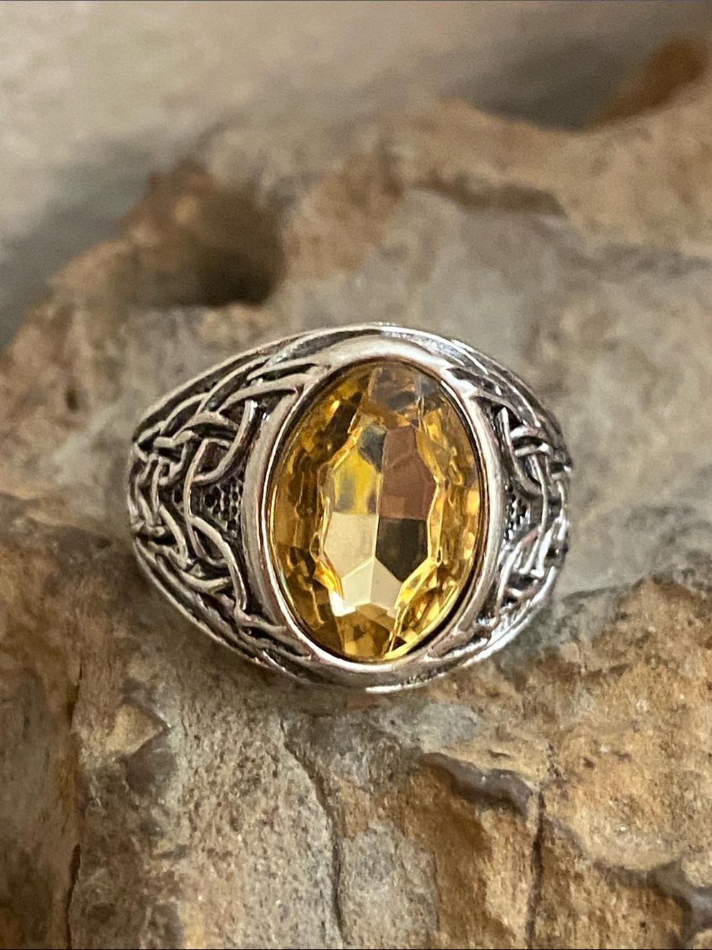 5/$10❤️❤️❤️NEW Silver Tone Zinc Alloy Faceted Acrylic YELLOW Ring